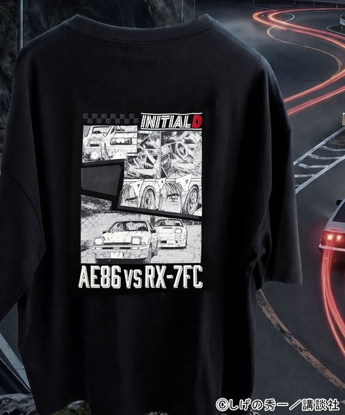 《頭文字D × JaVaコラボ》藤原拓海 vs 高橋兄弟 秋名バトルシーン グラフィック 半袖Tシャツ 【接触冷感・UVカット機能付き素材】 jo1150092