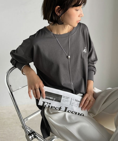 後ろ姿も、抜かりなく。胸刺繍 シルケット素材 ゆったりシルエット レイヤード バックヘンリー 長袖 ロンTEE ce1020307