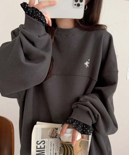 ちらっと覗くフリルで、いつものお洒落を格上げ♪袖先ドット柄フリル使い胸元刺繍入りオーバーサイズ裏起毛スウェット（長袖） ce1260636