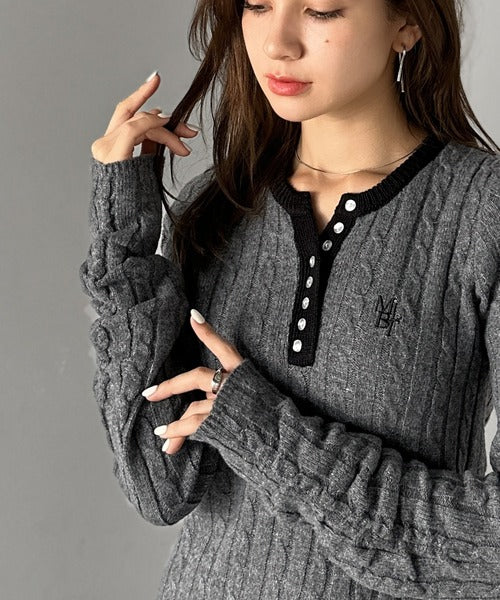 【mily bilet】シンプル映える欲張りニット。胸刺繍多ボタン使い袖シャーリングヘンリーケーブル編みニット（長袖） mi1329062