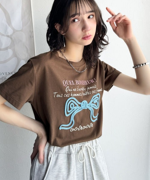 【mily bilet】華やか大人ガーリー。リボンコード刺繍プレートデザインTシャツ mi1329025