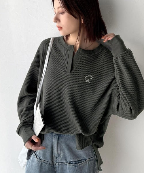 洒落感アップのこなれT。胸刺繍ワッフルオーバーサイズキーネックロンT（長袖） ce1260496