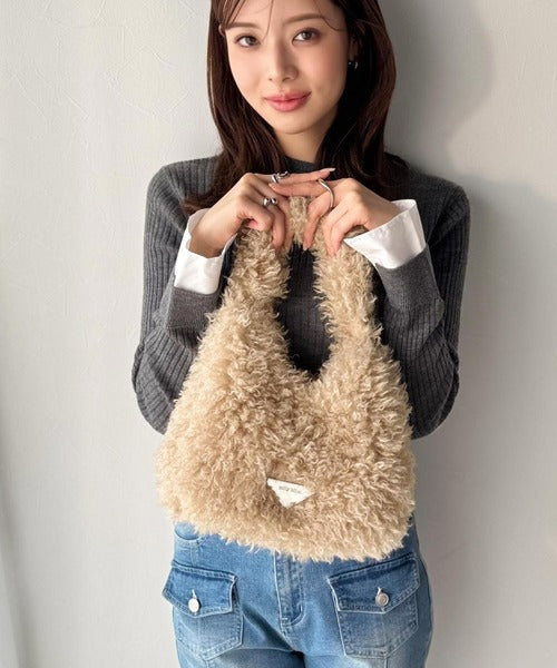 【mily bilet】ふわふわ感と高級感で、季節のおしゃれを格上げ。ロゴプレート使いプードルファーラウンドバッグ mi1179060