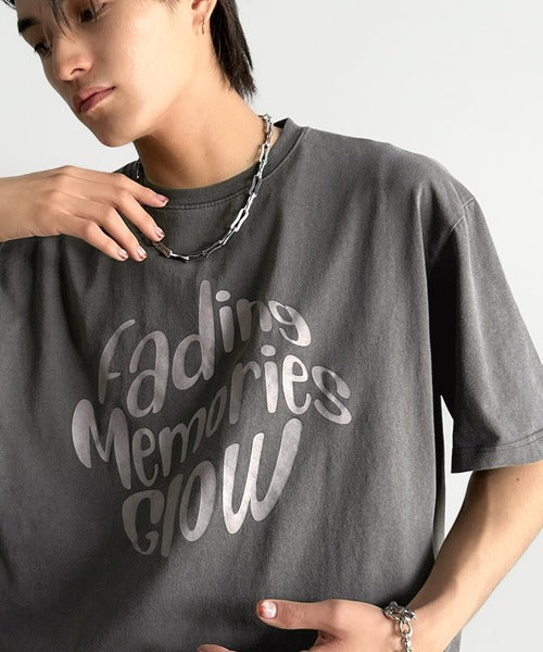 「1着でキマる。」ピグメント加工マットグラフィック柄Tシャツ / Pigment-Washed Matte Graphic T-Shirt co1150028