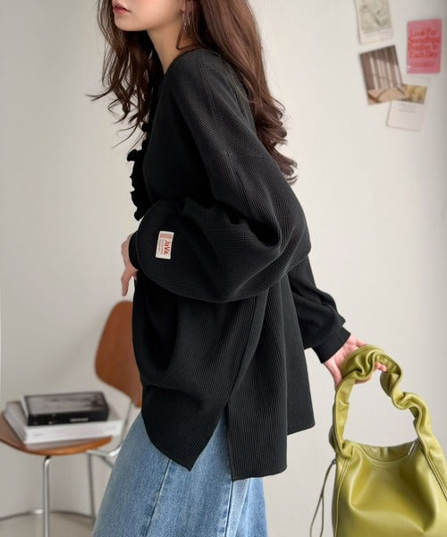 《JaVaジャバコラボ》ラフなのに、ほんのり甘い。ワッフルフリルヘンリーネックトップス（オーバーサイズ） jv1020409