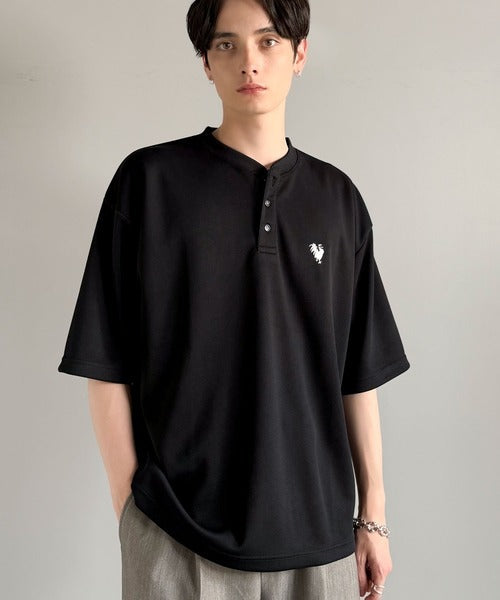 「大人びた遊び心。」刺繍入りハイクオリティダブルフェイス素材バンドカラーポロシャツ／Embroidered High-Quality Double Face Band Collar Polo co1150027