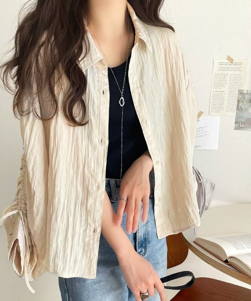 上品な抜け感と自由なアレンジ叶う。2wayカラー袖シャーリングシアー素材シャツブラウス（長袖） ce1010342