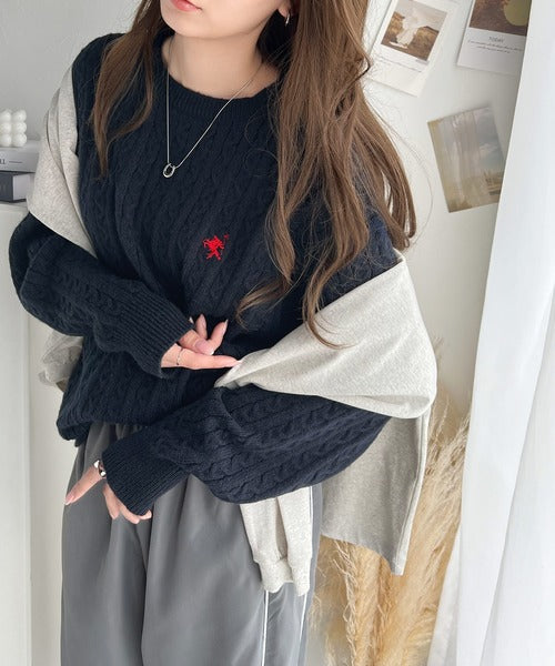 レトロ上品なトラッドテイスト。ワンポイント胸刺繍ケーブルニットプルオーバー ce1050238