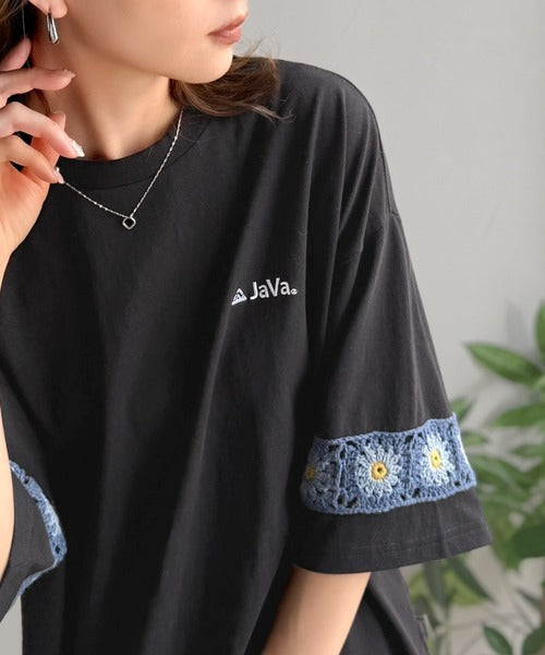 《JaVaジャバコラボ》袖先に遊びと清涼感を。袖クロシェ編み 配色切り替えデザインTシャツ jo1150094