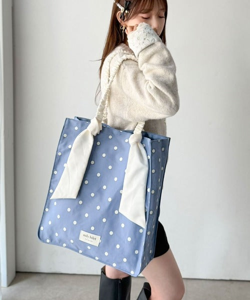 【mily bilet】こんなの待ってた！毎日のお供にも、推し活にも♪ドット柄サテンシュシュハンドルトート mi1079003