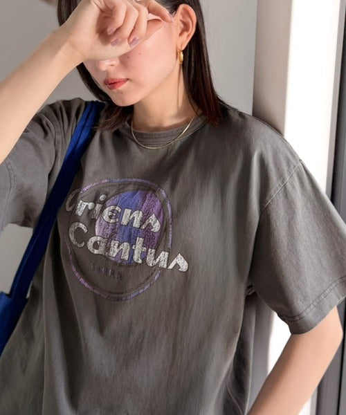《JaVaジャバコラボ》遊びと余裕をこの1枚で。コットン100％コンパクトグラフィックロゴTEE（半袖） jv1050367