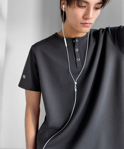 【接触冷感機能付き】肩切り替えショート丈ダンボール素材ヘンリーネックTシャツ／Shoulder Panel Cropped Double-Knit Henley T-Shirt co1010056