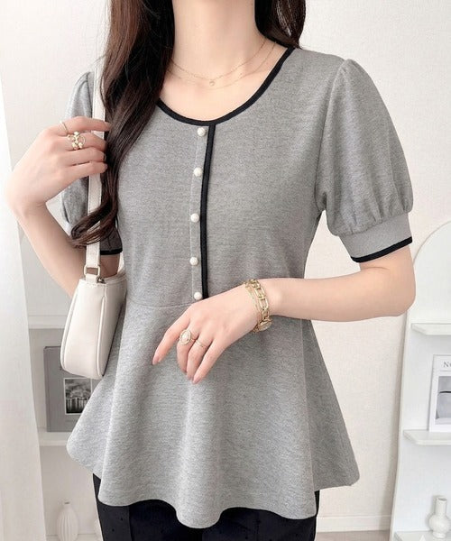 【mily bilet】上品さも可愛さも、大人バランスで。パール釦配色デザインパフスリーブペプラムトップス（半袖） mi1359051