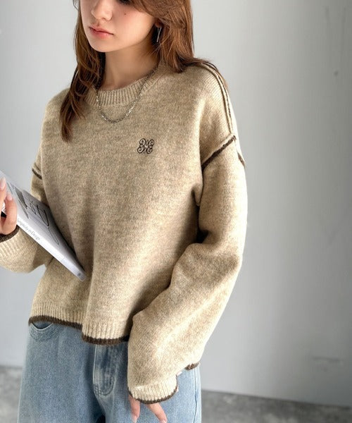 【mily bilet】シンプルながらも個性が引き立つ。アウトリンキング胸刺繍ミックスニット mi1329038