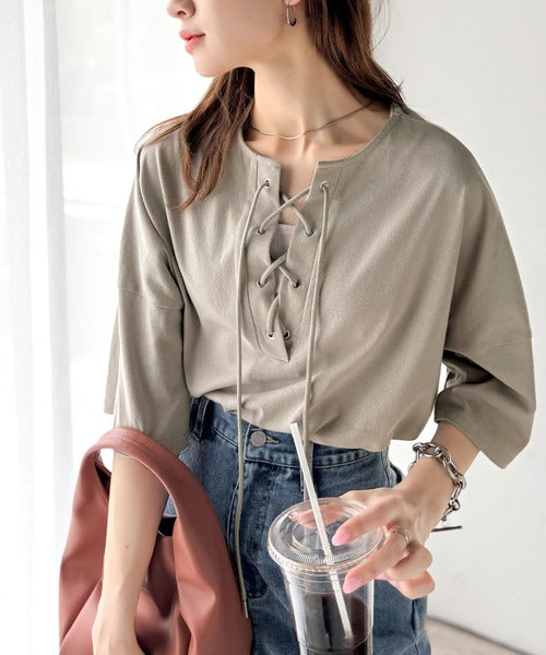 《JaVaジャバコラボ》胸元ひとくせ、抜け感ひとさじ。綿100％ バックロゴプリント 胸元レースアップTシャツ(半袖) jv1260458