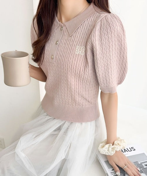 【mily bilet】きちんと上品大人キュート。胸刺繍ケーブルニットパフスリーブポロシャツ(半袖) mi1029096