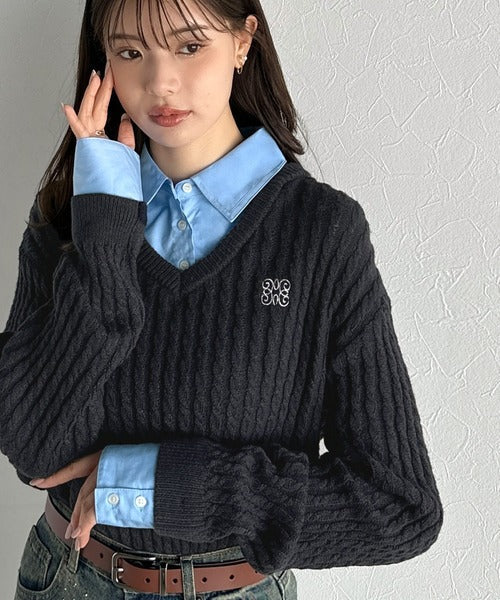 【mily bilet】一枚着るだけで、重ね着風。シャツレイヤード風ロゴ刺繍リブニットプルオーバー（長袖） mi1029172
