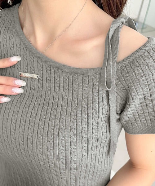 【mily bilet】高見えデザイン。ロゴプレート付き肩リボンケーブル柄サマーニット（半袖） mi1029099