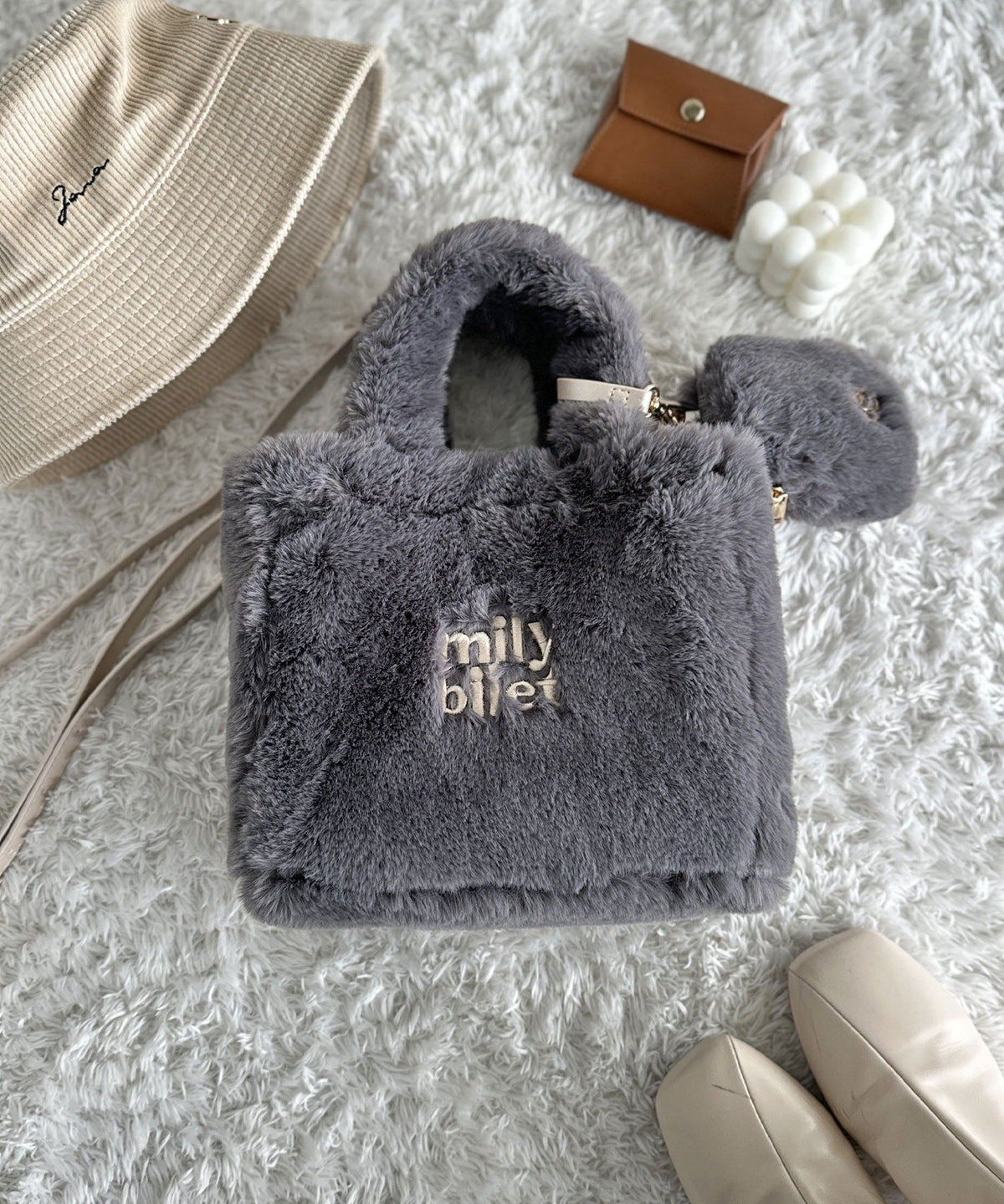 【mily bilet】ふわふわのファーで魅了する。ミニポーチ付きロゴ刺繍ファーショルダーバッグ mi1159036