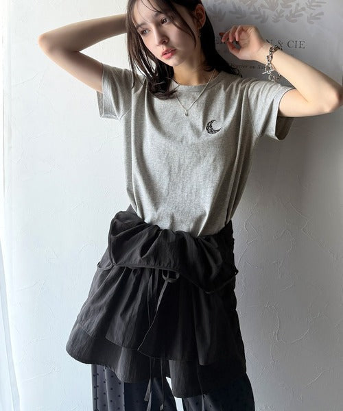 旬のレイヤードスタイルがこれ一着で即完成。ダブルリボン使いキャミ＆ムーン刺繍半袖Tシャツセット ce1265004