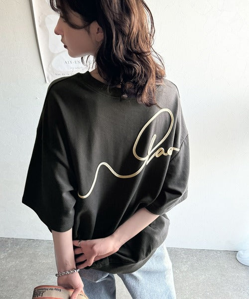 立体感のある刺繍がトレンドムード。paeanバック ウェーブコード刺繍 BIG刺繍 オーバーサイズ スウェット トップス ce1260418