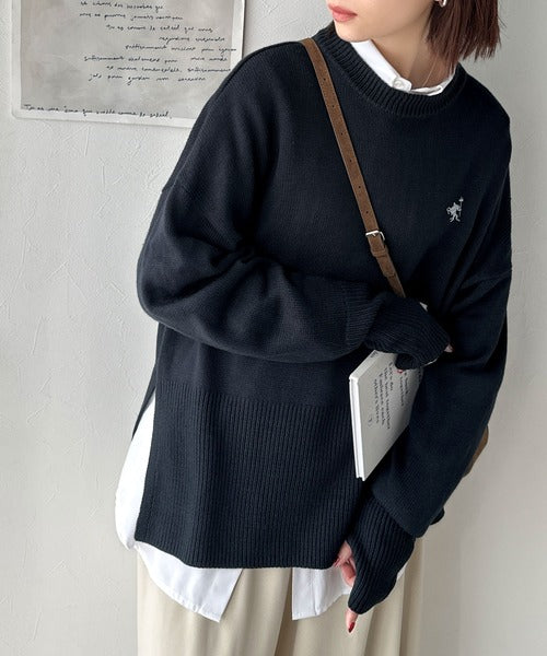 さらり抜け感ある着こなしが叶う。胸刺繍サムホール付きシンプルニット ce1050309