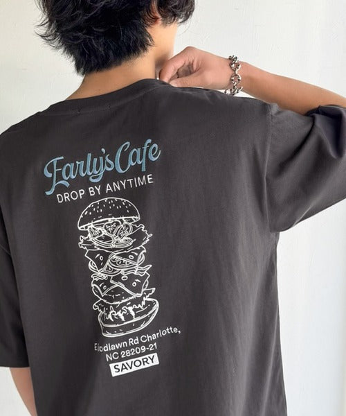 《JaVaジャバコラボ》遊び心のあるカフェロゴが映えるバックプリントT。刺繍使いハンバーガーデザインTシャツ jo1320016