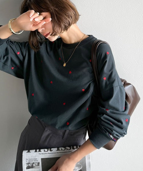 《JaVaジャバコラボ》“可愛い”がさりげなく溶け込む。袖ネーム付きミニハート総刺繍Tシャツ(長袖) jv1010498