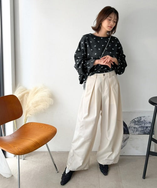 【Classical Evon】品よく、大人の装いに華やぎを。ジャガード小花柄キャンディスリーブブラウス（長袖） ev1025023