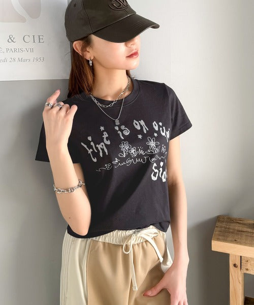 【mily bilet】大人の上品グラフティ。ハンドペイントライクシルバープリントコンパクトTシャツ mi1329023