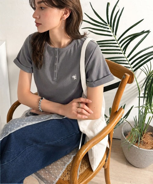 すっきり華奢魅せ。袖ロールアップ胸刺繍入りヘンリーネックリブTシャツ (半袖) ce1410009