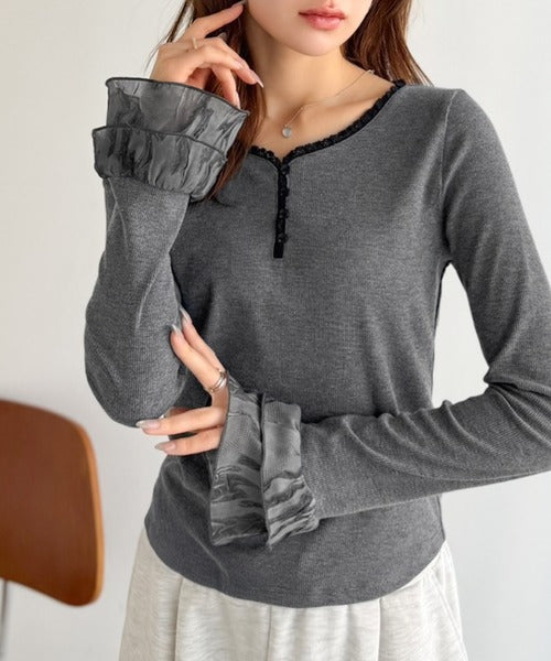 【mily bilet】大人フェミニンを叶える。袖フリルレースヘンリーネックトップス mi1359050