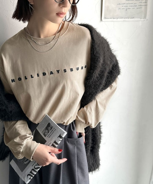 大人の上品カジュアルを楽しむ。ゆったりシルエット 綿100％シルケット風シンプル英字ロゴTシャツ（長袖） ce1330048