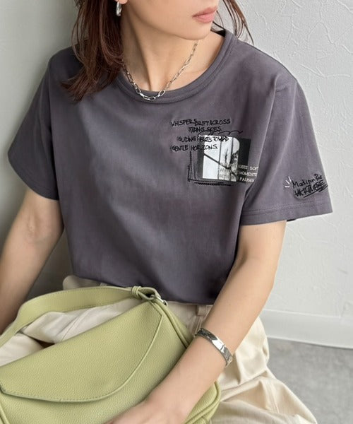 ラフでも品格、シンプルでも存在感。オーガニックコットン混 綿100％ グラフィック飛び刺繍フォトTシャツ（半袖） ce1260537