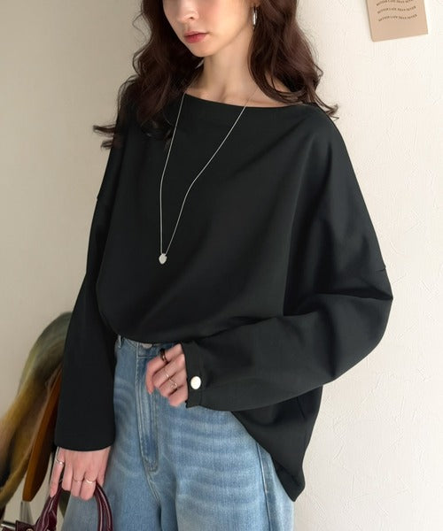 一枚で、品よく華奢見え。袖タック×マットゴールドボタン使い ボートネックポンチ素材プルオーバー（長袖） ce1260639