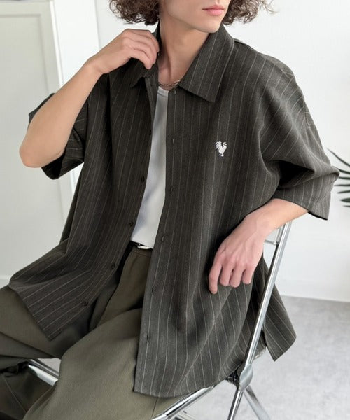 《JaVaジャバコラボ》羽織りとしても重宝する、汎用性の高さが魅力！刺繍入り ヘリンボーン織ストライプ柄 オーバーサイズ半袖シャツ jo1010044