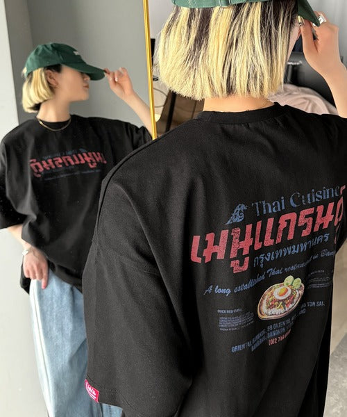 《JaVaジャバコラボ》お洒落見え確定。綿100％タイ料理メニュー風プリントルーズフィットTシャツ(オーバーサイズ) jv1029127