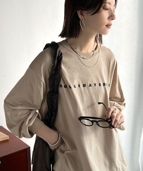 大人の上品カジュアルを楽しむ。ゆったりシルエット 綿100％シルケット風シンプル英字ロゴTシャツ（長袖） ce1330048