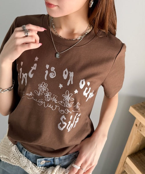 【mily bilet】大人の上品グラフティ。ハンドペイントライクシルバープリントコンパクトTシャツ mi1329023