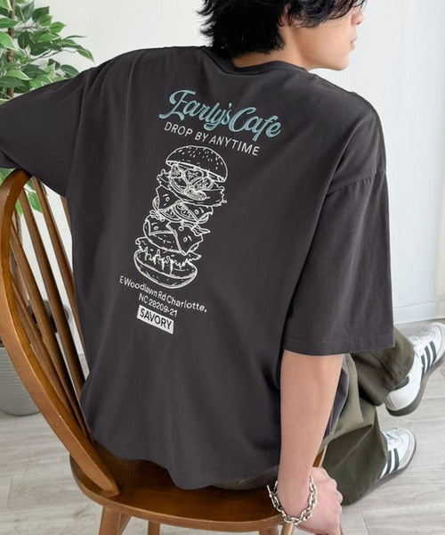 《JaVaジャバコラボ》遊び心のあるカフェロゴが映えるバックプリントT。刺繍使いハンバーガーデザインTシャツ jo1320016