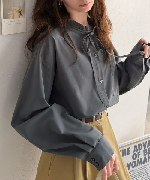 【防シワ機能付き】華やかフリルで印象チェンジ。前後2WAYで楽しむ、襟フリルリボンシャツ(長袖) ce1025024