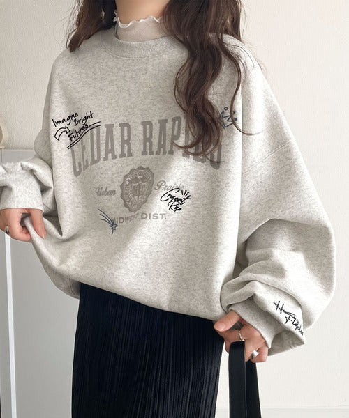 今っぽカジュアルの本命スウェット♪エンブレム風らくがき刺繍入りフロッキープリント裏起毛プルオーバー（長袖） ce1260508