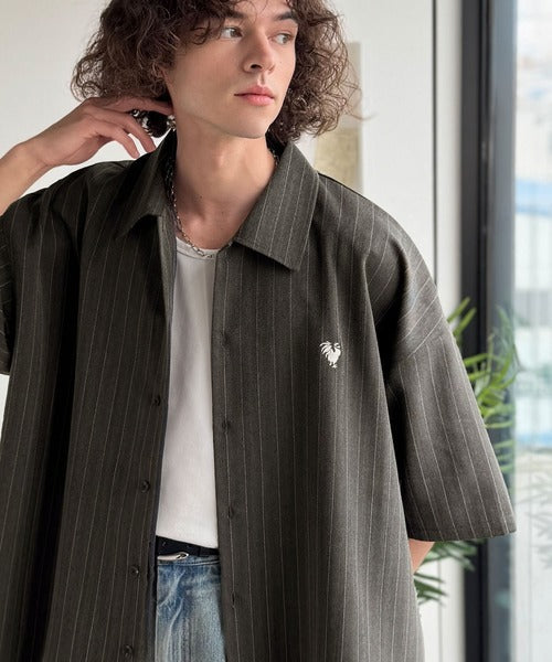 《JaVaジャバコラボ》羽織りとしても重宝する、汎用性の高さが魅力！刺繍入り ヘリンボーン織ストライプ柄 オーバーサイズ半袖シャツ jo1010044