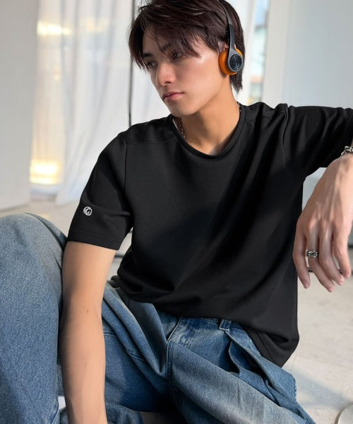 【接触冷感機能付き】肩切り替え袖刺繍ショート丈ダンボール素材Tシャツ／Shoulder Panel Cropped Double-Knit T-Shirt co1010055