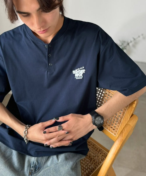 《JaVaジャバコラボ》【接触冷感機能付き】ツアーロゴ刺繍 ヘビーウェイト素材 ヘンリーネックTシャツ（半袖） jo1320023