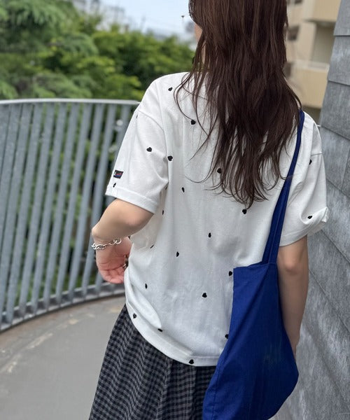 《JaVaジャバコラボ》春夏のカジュアルに、大人の“可愛い”をプラス。ミニハート刺繍Tシャツ（半袖） jv1010470