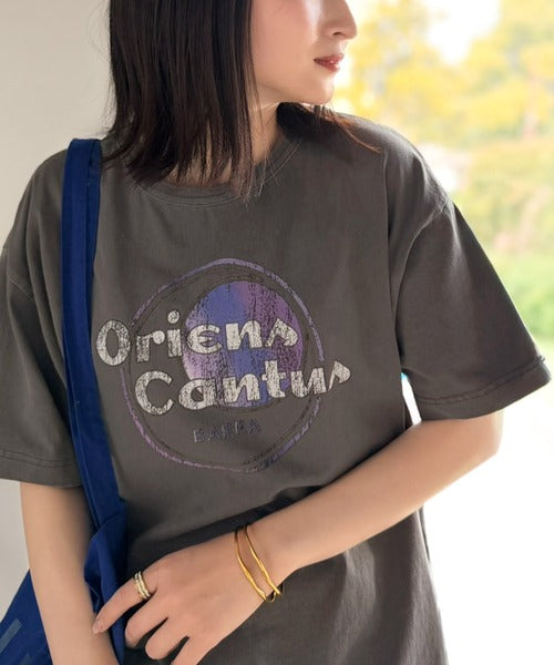 《JaVaジャバコラボ》遊びと余裕をこの1枚で。コットン100％コンパクトグラフィックロゴTEE（半袖） jv1050367