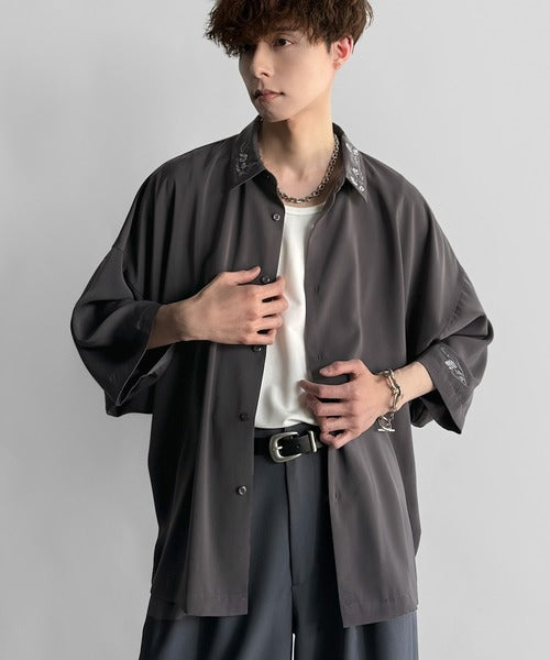 「雰囲気アガる。」衿刺繍ドレープドルマンシャツ／Embroidered Collar Draped Dolman Shirt co1010004