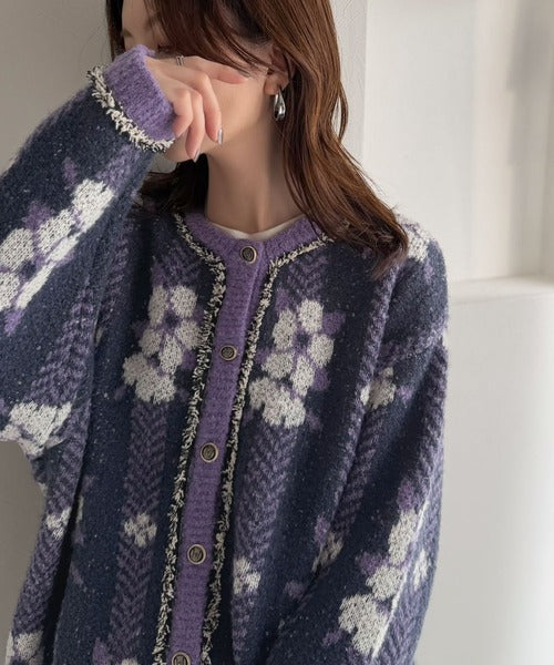 一枚で、レトロ可愛いの全部盛り。花柄ジャガード×ゴールドボタン フリンジニットカーディガン(長袖） ce1020398