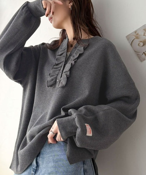 《JaVaジャバコラボ》ラフなのに、ほんのり甘い。ワッフルフリルヘンリーネックトップス（オーバーサイズ） jv1020409